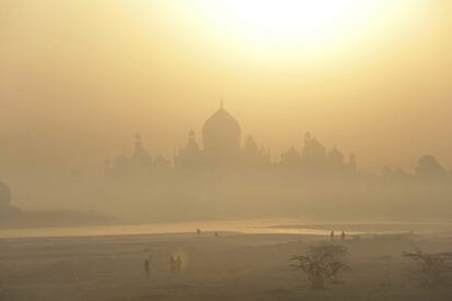 El Taj Mahal se vislumbra entre la niebla en Agra (India).