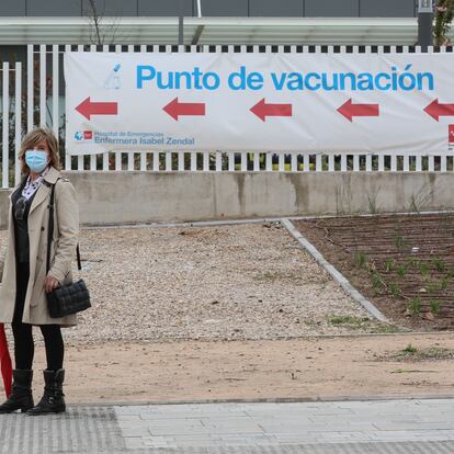 Rosaura Calahorra, vecina de San Sebastián de los Reyes en el momento de desplazarse al Hospìtal Isabel Zendal para su vacunación contra el Covid-19.