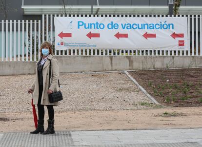 Rosaura Calahorra, vecina de San Sebastián de los Reyes, a su llegada al Hospital Isabel Zendal para su vacunación contra la Covid-19.