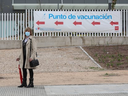 Rosaura Calahorra, vecina de San Sebastián de los Reyes, a su llegada al Hospital Isabel Zendal para su vacunación contra la Covid-19.