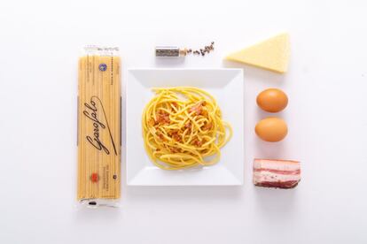 Hay un día mundial de la pasta carbonara, y es el 6 de abril. Para acabar con el falso mito de que esta receta se elabora con nata –una práctica errónea cada vez más habitual en España– en vez de con huevo, como es lo correcto, la firma de pasta italiana Garofalo ha preparado un pack para cocinar el auténtico plato (25 euros). Disponible en la Accademia del Gusto, incluye spaghettone gragnanese XXL, huevos, guanciale Negrini, queso pecorino romano (DOP Grattugiato) y pimienta negra. www.accademiadelgusto.es.