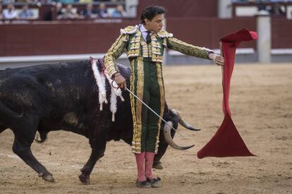 Roca Rey, en un muletazo por la espalda al sexto de la tarde.