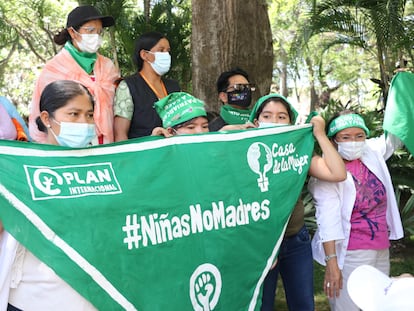 Mujeres se manifiestan este martes frente al Hospital de la Mujer Percy Boland, en Santa Cruz (Bolivia).