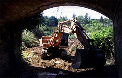 Una excavadora limpiaba ayer el lecho de un torrente próximo a Sant Llorenç Savall.