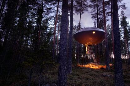The UFO (El Ovni) fue diseñado por Bertil Harström (Inredningsgruppen) y puede alojar a un máximo de cinco personas.