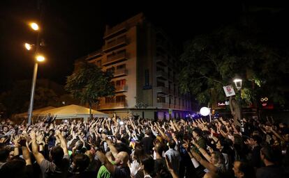 Protesta a l'hotel on s'allotgen els policies a Pineda ahir a la nit.