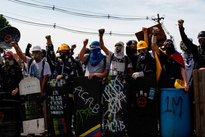 Manifestantes de la Primera Línea durante una protesta en Colombia, el 28 de julio de 2021.