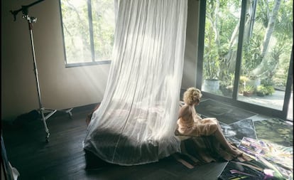 Julia Garner da vida en el calendario Pirelli a una fotógrafa especializada en botánica.