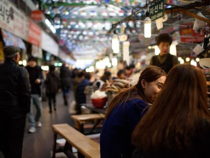 Uno de los puestos de comida del mercado callejero de Gwangjang, en Seúl (Corea del Sur). 