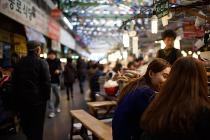 Uno de los puestos de comida del mercado callejero de Gwangjang, en Seúl (Corea del Sur). 