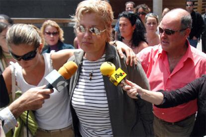 Candelaria Sánchez, junto a su esposo y su hija tras ser puesta en libertad bajo fianza por el juez instructor del 'caso Faycán'.