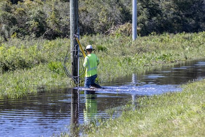 Un trabajador de servicios públicos en una zona inundada en Keaton Beach, (Florida).