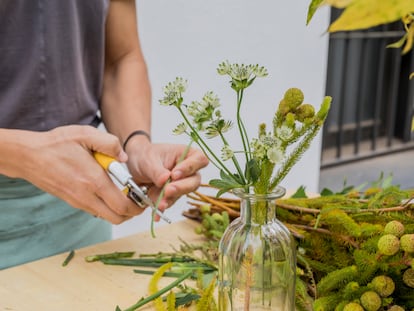 Preparation of a bouquet of preserved plants in Sakura Atelier.