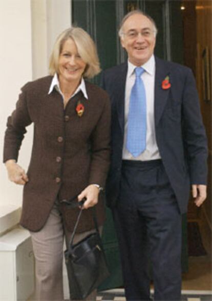 Howard sale de su casa en el centro de Londres 
con su esposa esta mañana.
