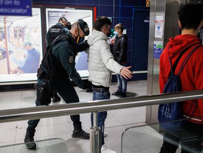 Un guardia civil cachea a un joven en un control para prevenir la violencia entre bandas juveniles el pasado 11 de febrero en Arganda del Rey,