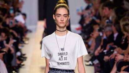 El eslogan es el nuevo logo (y si es feminista, mejor)

La logomanía regresó a la moda este año (Saint Laurent o Vetements son solo un par de ejemplos) pero las firmas también apostaron por las prendas con mensaje. El más importante es el de Maria Grazia Chiuri en su primera colección para Dior: "Todos debemos ser feministas".