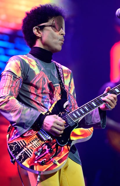 Prince, obsesionado con su imagen, llegó a combinar el estampado de su camiseta con su guitarra.