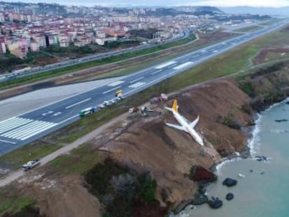 Aeronave saiu da pista e ficou presa em uma encosta de Trabzon