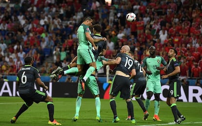 Ronaldo cabecea para hacer el primer gol de Portugal. 
