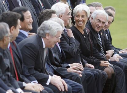 Foto de familia de los ministros de Economía del G-20 junto a los responsables del FMI y el FSB, en Saint Andrews, el 7 de noviembre.