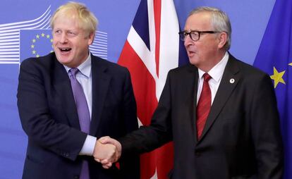 Johnson y Juncker se dan la mano durante la rueda de prensa.