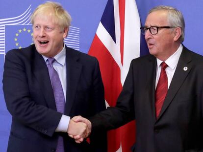 Johnson y Juncker se dan la mano durante la rueda de prensa.