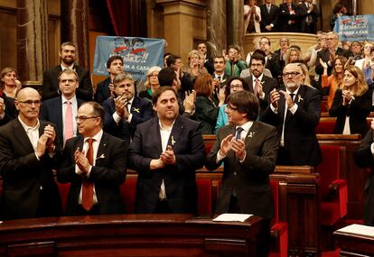 El presidente catalán Carles Puigdemont (derecha en la primera fila), aplaude junto a varios diputados del Parlamento el 27 de octubre de 2017, tras la declaración de independencia.