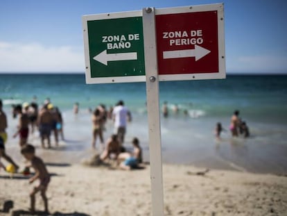 Limitaciones de baño en la Playa de Razo, en Carballo, situada en la