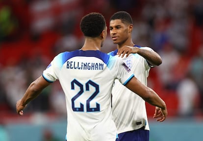 Bellingham y Rashford se felicitan tras vencer a Gales este martes en el estadio Ahmad Bin Ali, en Al Rayyan (Qatar), y clasificar a Inglaterra para octavos de final.