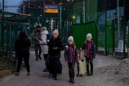 Una familia ucrania a su llegada al cruce fronterizo de Medyka, en el este de Polonia. El país, donde antes de la invasión vivían cerca de 1,5 millones de ucranianos, ha expresado un firme apoyo a Kiev y hasta ahora ha recibido la mayor parte de los desplazados.