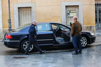 El líder del PP de Almería, Gabriel Amat, sube ayer a su coche oficial, un Volkswagen Phaeton.
