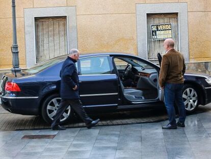 El líder del PP de Almería, Gabriel Amat, sube ayer a su coche oficial, un Volkswagen Phaeton.