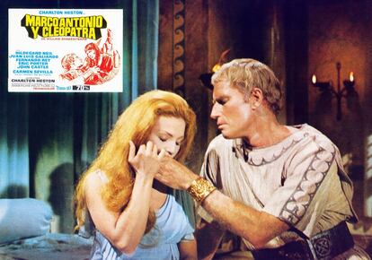 Carmen Sevilla fue una de las primeras actrices españolas en dar el salto a Hollywood, donde interpretó a Octavia en la versión de Charlton Heston de Antonio y Cleopatra (1972). También fue María Magdalena en la cinta épica Rey de Reyes (1962), pero rechazó un contrato a largo plazo con un estudio americano para centrar su carrera en España.