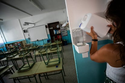 Preparación ante el inicio de clases con medidas para evitar los contagios por la covid-19 en un colegio público de Madrid.