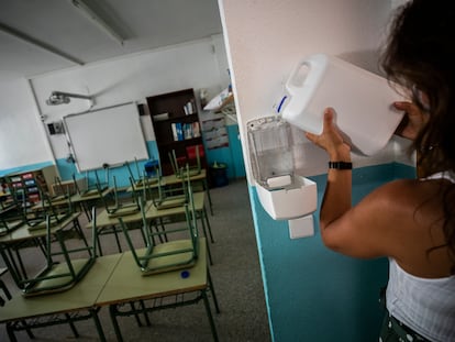 Preparación ante el inicio de clases con medidas para evitar los contagios por la covid-19 en un colegio público de Madrid.