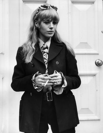 En esta fotografa tomada en 1967 Marianne Faithfull se fumaba un cigarro, tras pasar por un juzgado de Chichester, donde fue condenada por posesin de drogas junto a Mick Jagger y Keith Richards.