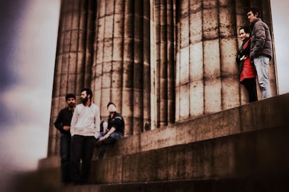 Un grupo de personas en el Monumento Nacional en Calton Hill, que ofrece las mejores vistas de la capital escocesa.