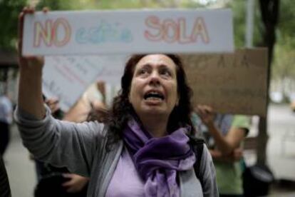 Una veintena de personas han protestado frente al consulado uruguayo en Barcelona.