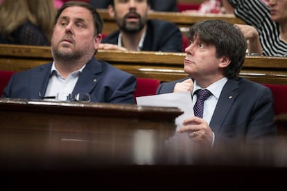 Oriol Junqueras y Carles Puigdemont en el Parlament.