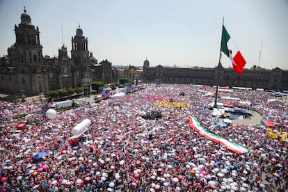 Manifestantes y seguidores de Xóchitl Gálvez y Santiago Taboada en el Zócalo de Ciudad de México, este domingo.
