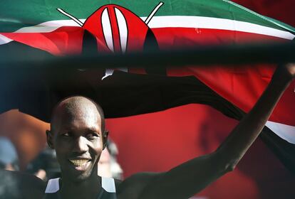 Wilson Kipsang celebra su primer puesto con un tiempo no oficial de dos horas, 20 minutos y 59 segundos. 