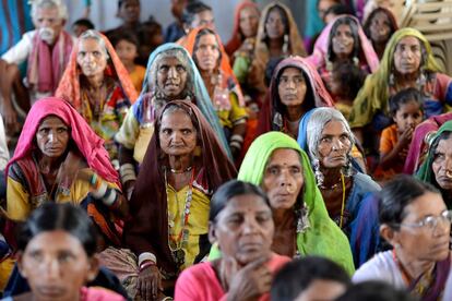 Mujeres tribales del distrito de Talupulla, en el Estado indio de Andhra Pradesh, asisten a una reuni&oacute;n vecinal para discutir los trabajos que se llevar&aacute;n a cabo en la implementaci&oacute;n del programa MGNREGA de ayuda a agricultores.