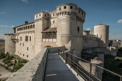 The castle of the Dukes of Alburquerque is a mish-mash of styles, ranging from the 13th century through to the 18th century, with gothic and renaissance predominating. From the 16th century onwards, the original fortress was transformed into a sumptuous palace that was used by the Duke of Wellington during the Peninsula War. Today, it houses a high school.