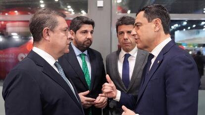 Emiliano García-Page, Fernando López Miras, Carlos Mazón y Jun Manuel Moreno, durante el encuentro en Fitur, el miércoles.
