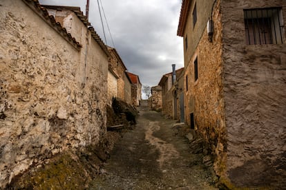 Almohaja, el pueblo más pequeño de Aragón, en Teruel, donde ha ganado Vox en las elecciones autonómicas del 8 de febrero