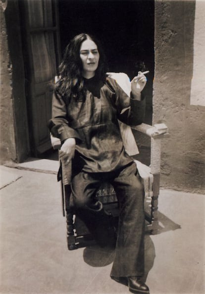 Frida Kahlo recién operada de la columna en 1946 fotografiada por su sobrino Antonio en Coyoacán. El 17 de septiembre de 1925 sufrió un grave accidente de autobús por el que su columna vertebral quedó fracturada en tres partes. A causa de ello tuvo numerosas operaciones a lo largo de toda su vida, al menos 32.