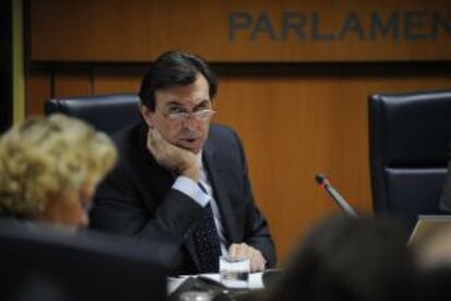 El 'exvicelehendakari' Jon Azua, durante su comparecencia en la ponencia del Parlamento.