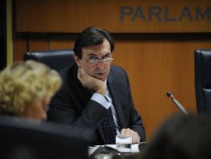 El 'exvicelehendakari' Jon Azua, durante su comparecencia en la ponencia del Parlamento.