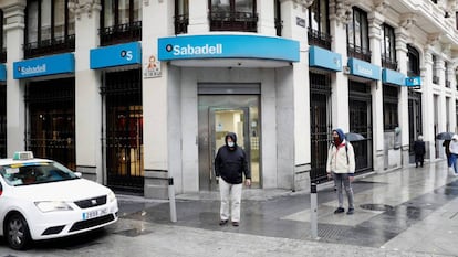  Oficia del Banco Sabadell en una céntrica calle de Madrid. 