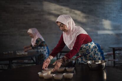 Los musulmanes chinos preparan una comida gratis para ser servida después de los rezos del viernes en la mezquita de Niujie, Beijing durante el mes sagrado de Ramadán.